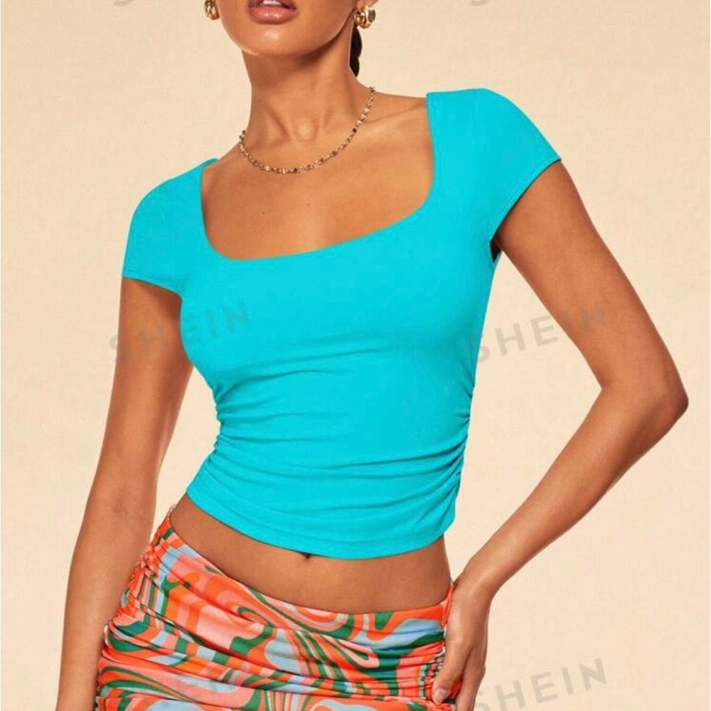 Teal cropped square neck tee. Size small ❤️